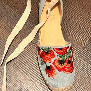 Perfect summer sandal! Espadrille with embroidered flowers